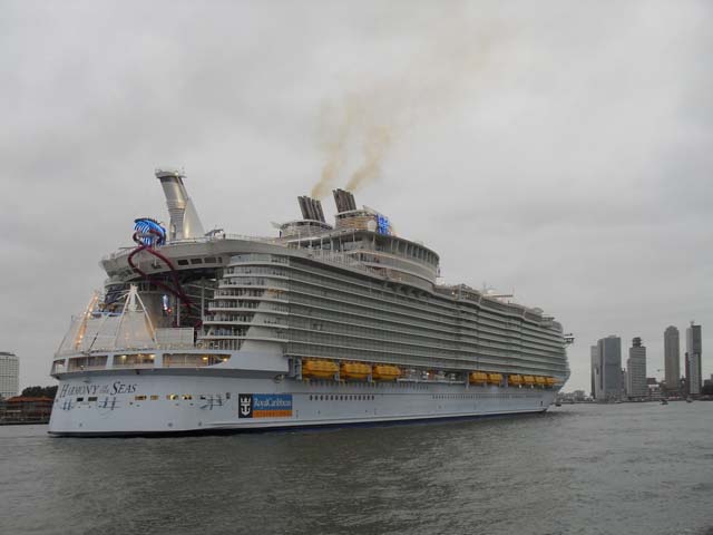 Cruiseschip ms Harmony of the Seas van Royal Caribbean International aan de Cruise Terminal Rotterdam